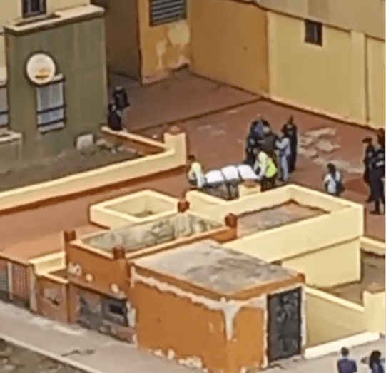 Traslado del cadáver y en el recuadro el presunto agresor/C7.